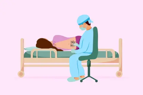 Médico administra epidural a paciente con tatuajes en la espalda.