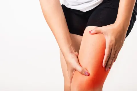 Dolore alla coscia, un possibile sintomo di atrofia muscolare alle gambe. La zona è evidenziata in rosso.