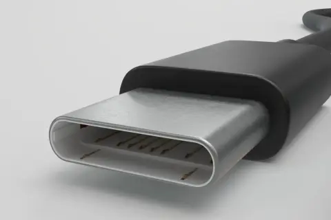 Zbliżenie na wtyczkę usb typu c, gotową do podłączenia.