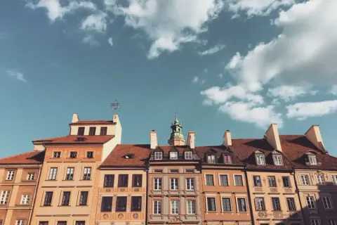 Kamienice na Starym Mieście, z pewnością mają więcej niż 100 lat, by być zabytkiem.