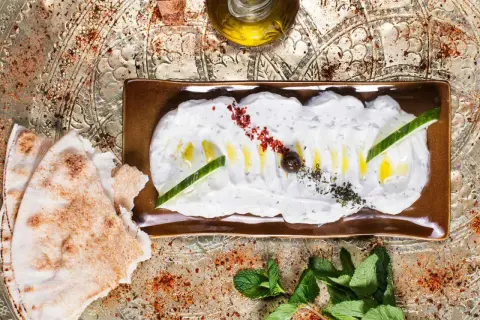 Krämig labneh med gurka, oliv och mynta. Ett enkelt labneh recept som passar perfekt med pitabröd.