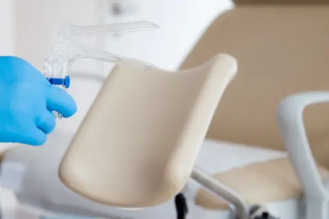 Rękawiczka z niebieską rękawiczką trzymająca wziernik ginekologiczny. Czy do ginekologa potrzebne jest skierowanie od lekarza rodzinnego?