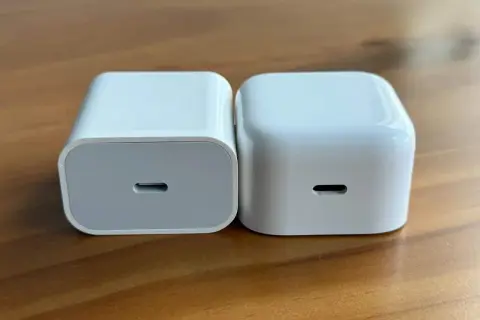 Dwie białe ładowarki USB-C, jedna z szarym panelem, idealne do iPhone 15.