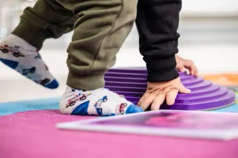 Stopy sensoryczne: Jak wspierają rozwój dzieci i rehabilitację?