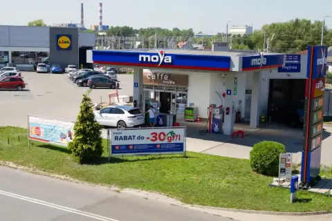 Stacja paliw Moya z Caffe Moya i myjnią, obok supermarket Lidl.
