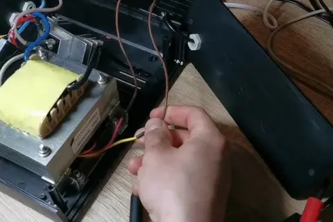 Jak zbudować prostownik? Czy DIY się opłaca? Pełny poradnik