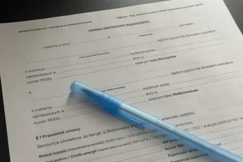 Wzór umowy darowizny samochodu w rodzinie. Dokument zawiera pola do wypełnienia danych darczyńcy i obdarowanego, szczegóły pojazdu.