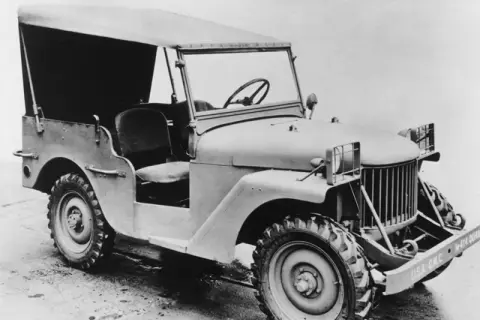 En Willys Overland-jeep från andra världskriget, med sufflett och öppen design, redo för äventyr.