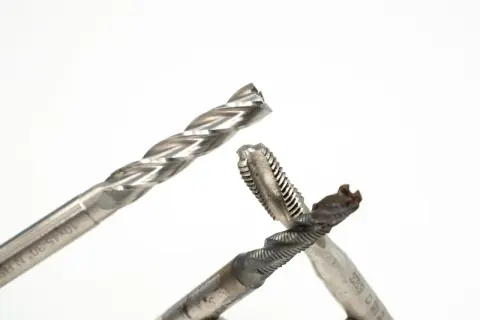 Wiertło i gwintowniki ze stali szybkotnącej (high speed steel) gotowe do pracy.
