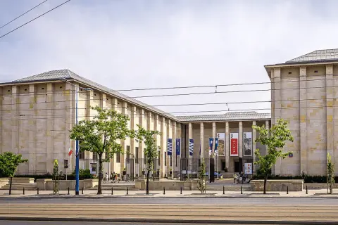Muzeum Narodowe w Warszawie – świetne miejsce, by dowiedzieć się, co zwiedzić w Warszawie. Monumentalna architektura i ciekawe wystawy.