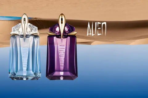 Dwa flakony Mugler Alien EDT: jeden błękitny, drugi fioletowy, na tle pustynnego krajobrazu z wodą.