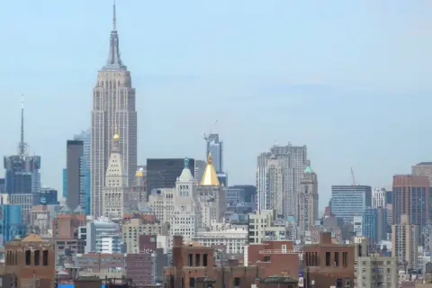 Widok na Manhattan z Empire State Building. Ile pięter ma Empire State Building? 102 piętra.