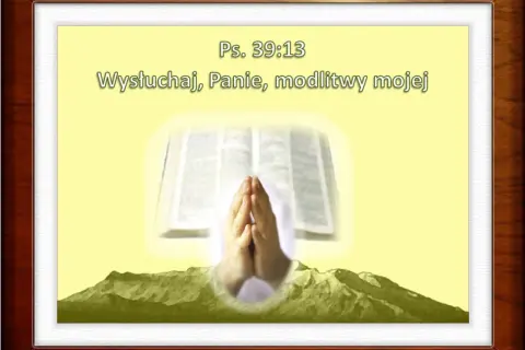 Złożone dłonie modlące się nad Biblią, na tle gór. "Wysłuchaj, Panie, modlitwy mojej" - to bardzo silna modlitwa.