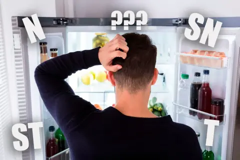 Mężczyzna drapie się po głowie przed otwartą lodówką, zastanawiając się nad wyborem. Litery N, ST, SN, T i ??? sugerują rozważanie różnych opcji, być może związanych z klasą klimatyczną lodówki.