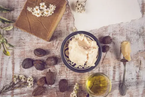 Natürliche Zutaten für Hautpflege: Sheabutter, Nüsse, Öl und Seife. Die Sheabutter wirkung ist bekannt für ihre pflegenden Eigenschaften.