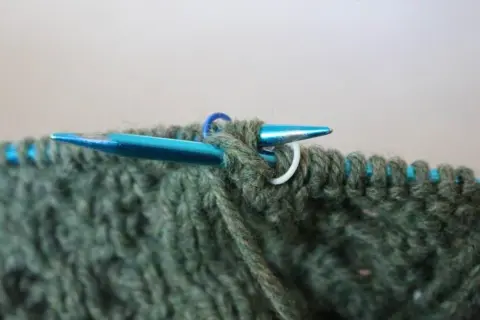 Jak zwęzić sweter robiony na drutach, aby idealnie pasował