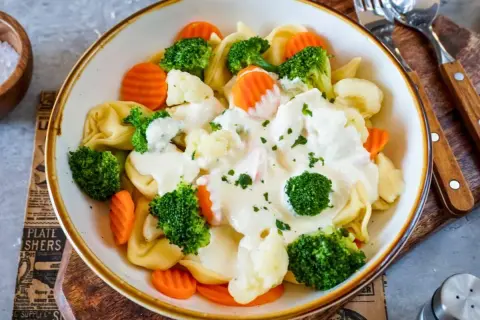 Tortelloni mit Brokkoli, Karotten und Blumenkohl in cremiger Sahnesauce. Ein einfaches Sahnesauce Rezept für ein schnelles Gericht.