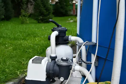 Sistema de filtración de piscina con bomba y filtro. Si la bomba de agua no funciona, la piscina se enturbia.
