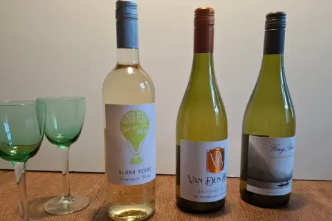 Drei Flaschen Sauvignon Blanc stehen bereit für den Genuss. Der frische, spritzige Sauvignon Blanc Geschmack verspricht ein tolles Erlebnis.