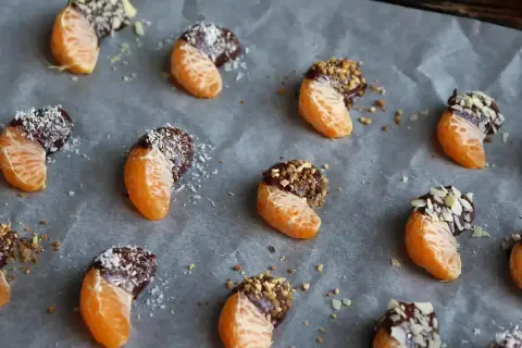 Söta klyftor av apelsin doppade i mörk choklad och strössel, redo att avnjutas. Ett enkelt sätt att baka med choklad!