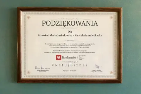 Jak podziękować adwokatowi za wygraną? Etykieta i co doceni.