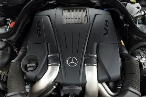 Mercedes W212 - jakie silniki benzynowe oferują najlepsze osiągi?