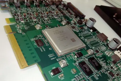 Placa de circuito impreso con un chip Xilinx Kintex FPGA. Este chip es el corazón de la placa, permitiendo la configuración de hardware para diversas aplicaciones.