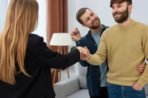 Coppia felice riceve le chiavi di casa, firmando un contratto 4+4 con disdetta dopo 4 anni.