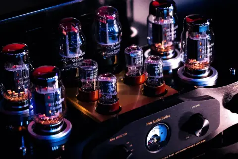 Różne rodzaje wzmacniaczy lampowych Pier Audio Series, w tym KT-88 i 6SN7, świecą ciepłym blaskiem.