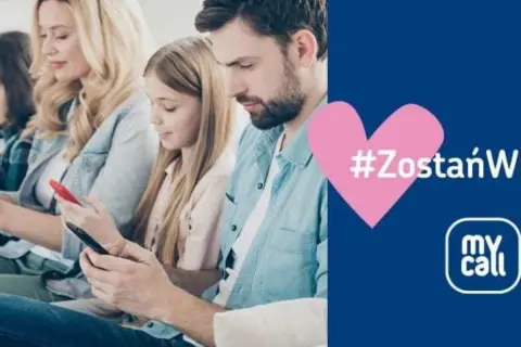 Rodzina korzysta z telefonów. Na ekranie widnieje hasło #ZostańWDomu i logo my call.