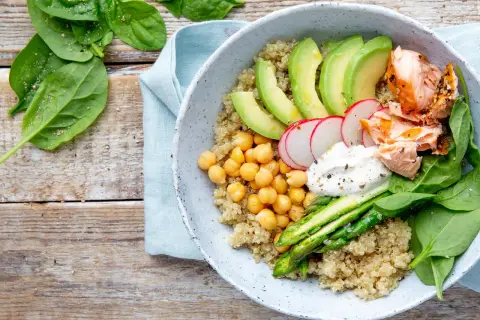 Gesundes Bowl-Rezept: Quinoa, Lachs, Avocado, Kichererbsen, Spargel & Spinat. Perfekt zum Bowl selber machen!