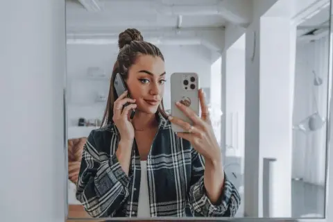 Jak zrobić dobre selfie w lustrze: uniknij najczęstszych błędów