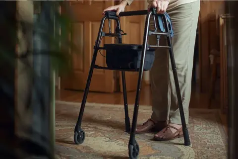 Osoba z zwyrodnieniem stawu biodrowego korzysta z chodzika, co wpływa na stopień niepełnosprawności i codzienne funkcjonowanie.