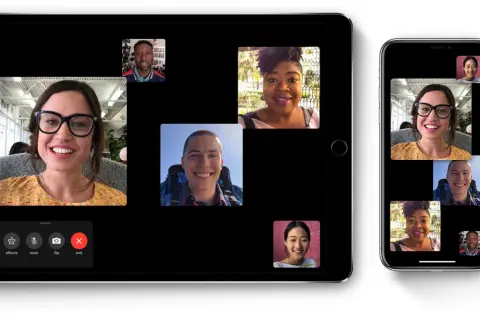 Uśmiechnięci ludzie na ekranach tabletu i telefonu podczas rozmowy **Facetime**. Widać kilka okienek z uczestnikami.