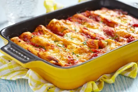 Pyszne cannelloni z mięsem mielonym i sosem beszamelowym, zapieczone pod serem. Idealny przepis na rodzinny obiad.