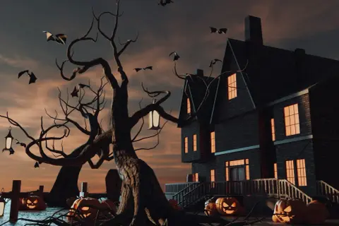 Ett kusligt hus med fladdermöss i skyn, pumpor och en knotig träd. Perfekt för dina halloween filmer.