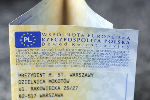 Dowód rejestracyjny z pieczęcią "PL" i informacją o braku miejsca w dowodzie rejestracyjnym.