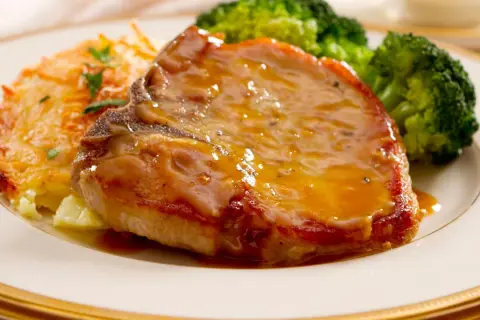 Un succulento secondo di carne con salsa, accompagnato da patate gratinate e broccoli. Perfetto per fare bella figura a tavola.