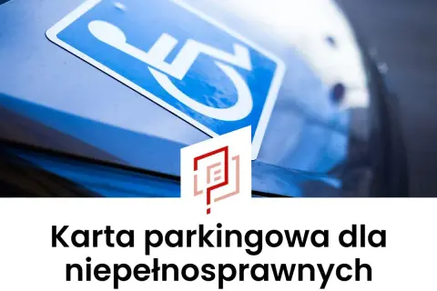 Niebieski symbol wózka inwalidzkiego na samochodzie. Informacja o karcie parkingowej dla niepełnosprawnych.