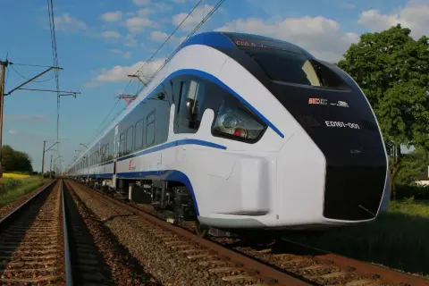 Nowoczesny pociąg ED161-001, najszybszy pociąg w Polsce, mknie po torach wśród zieleni.