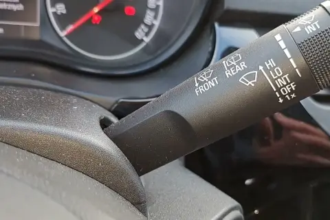 Jak włączyć tylną wycieraczkę w Toyota Corolla - proste kroki i porady