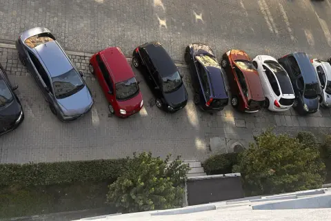Ile miejsc parkingowych na mieszkanie? Zmiany i Twoje prawa
