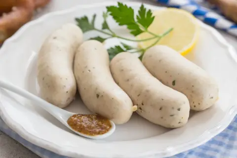 Biała kiełbasa z musztardą, cytryną i pietruszką. Zastanawiasz się nad biała kiełbasa kcal?