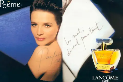 Kobieta z subtelnym uśmiechem, flakonik perfum Lancôme Poême i odręczne pismo na białym tle.
