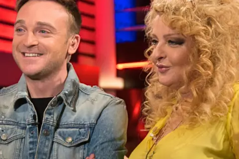 Mateusz Gessler i Magda Gessler to rodzina? Na zdjęciu widać ich razem, uśmiechniętych, w studiu telewizyjnym.