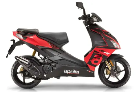 Sportowy skuter Aprilia SR 50 w czerwono-czarnej kolorystyce. Zastanawiasz się, ile jedzie skuter 50 bez blokad? Ten model potrafi zaskoczyć!