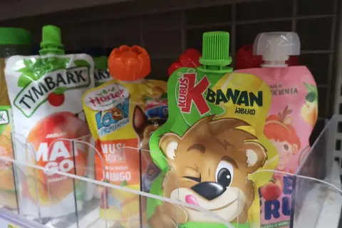 Czy musy owocowe są zdrowe dla dorosłych? Na półce widać różne musy owocowe, m.in. Kubuś banan jabłko, Tymbark, Hortex.