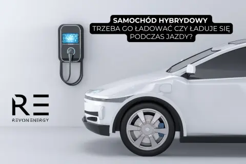 Biały samochód hybrydowy przy ładowarce ściennej. Czy trzeba go ładować, czy ładuje się podczas jazdy?