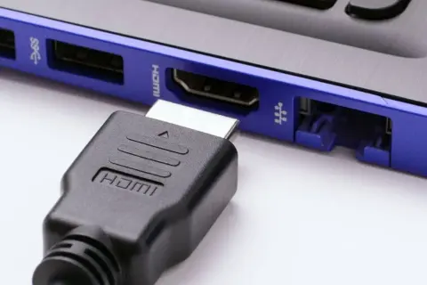 Laptop jako monitor PC? Sprawdź, jak to działa (i dlaczego HDMI nie)