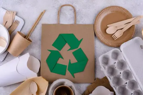 Ekologiczne naczynia i torba z symbolem recyklingu. Dbanie o gospodarkę odpadami zaczyna się od wyboru.